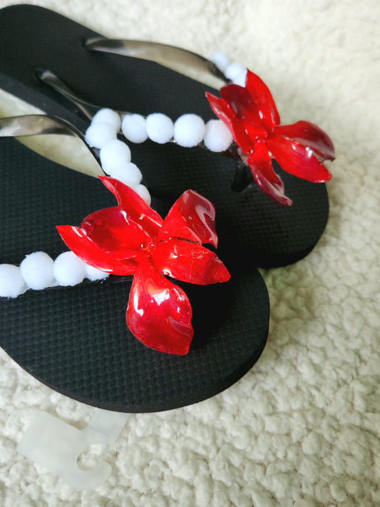 Chancleta negra con dije de orquídea