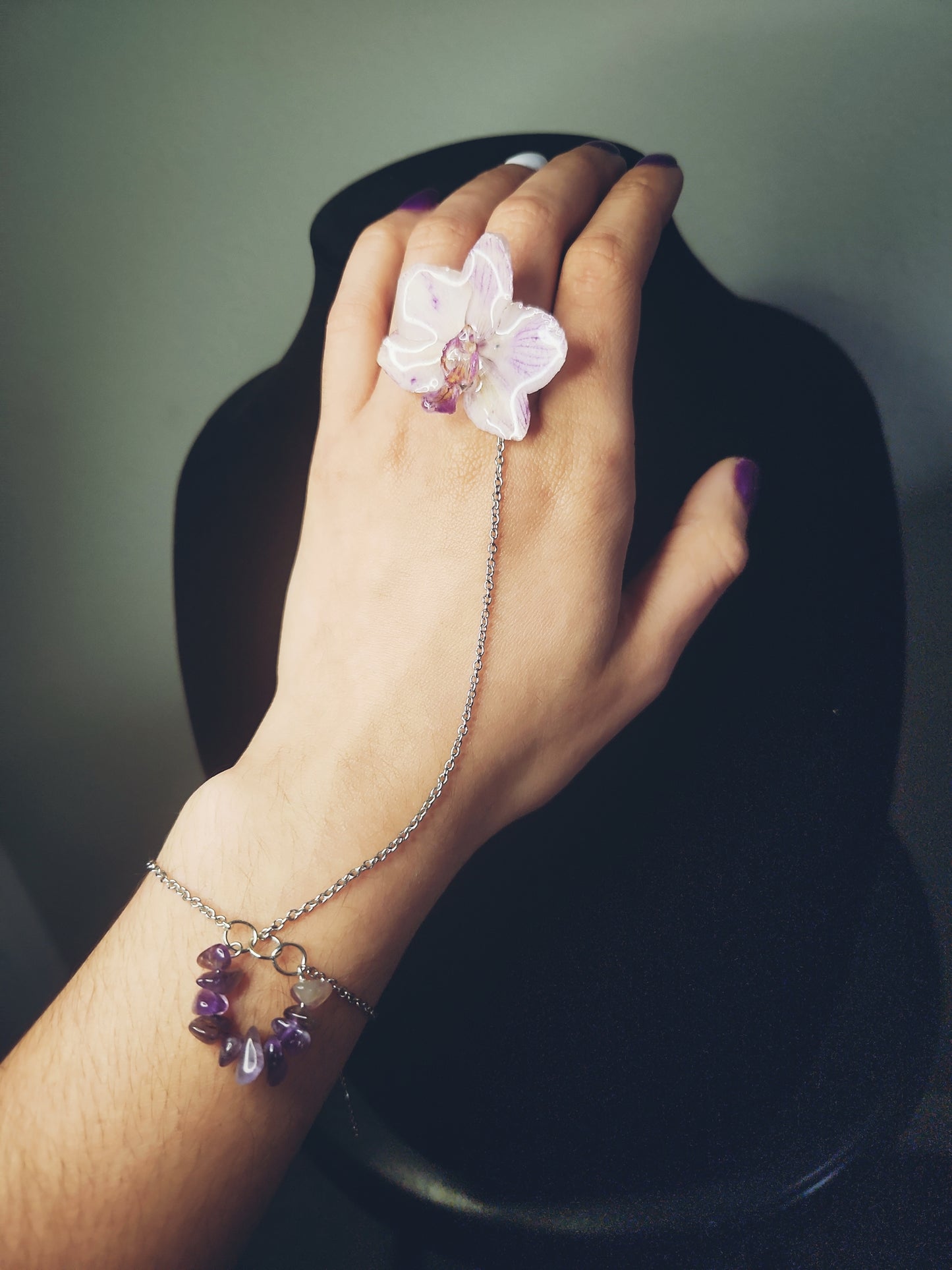 anillo con cadena
