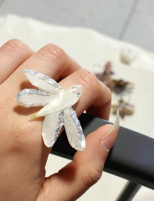 anillo de petalos