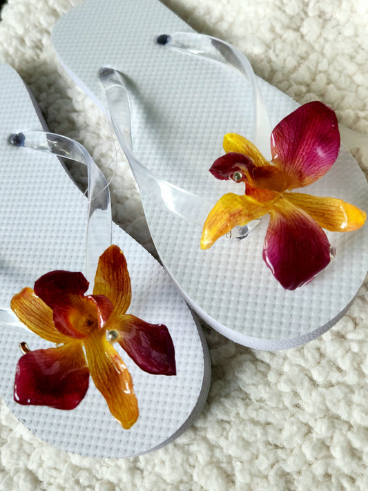 Chancleta blanca con orquídea